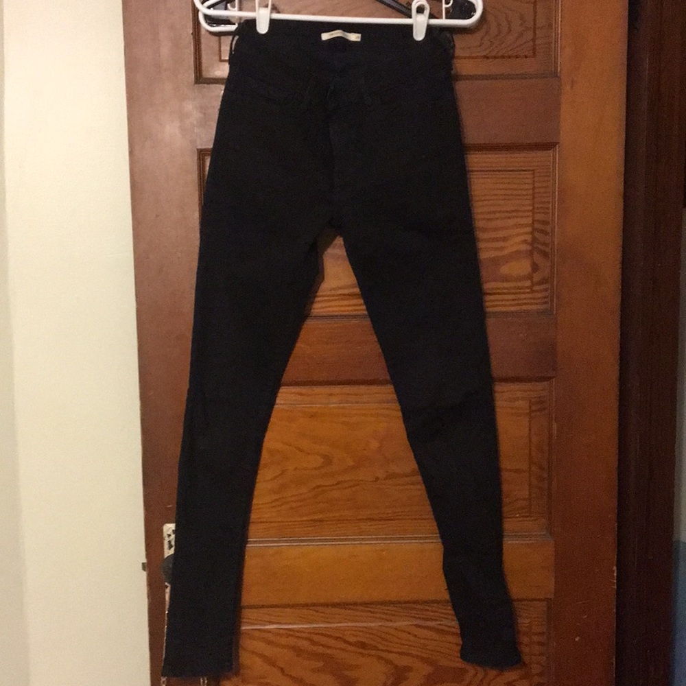 Like New! Levi black super skinny jeans